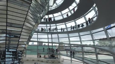 Cam Reichstag Dome'da yürüyen insanlar, Berlin, Almanya 