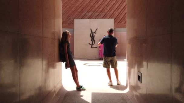 Marrakesch, marokko - april 2019: yves saint laurent museum entra — Stockvideo