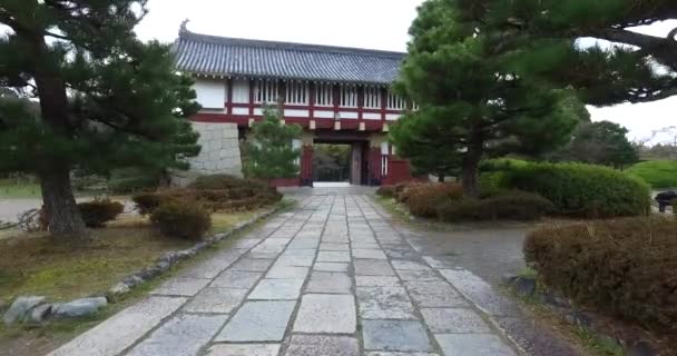 Pagoda vid ingången till Fushimi Inari Shrine eller Fushimi Inari — Stockvideo