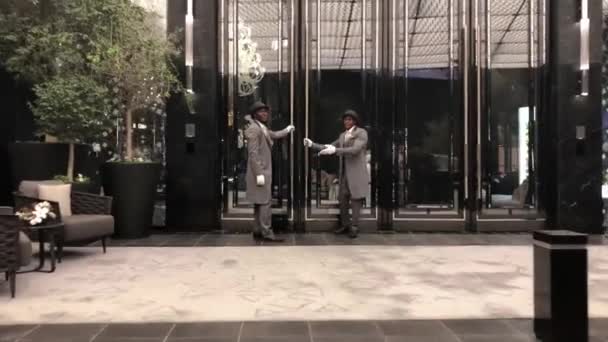 Dubai October 2018 Fashion Avenue Entrance Chauffeur Opening Door Dubai — Video