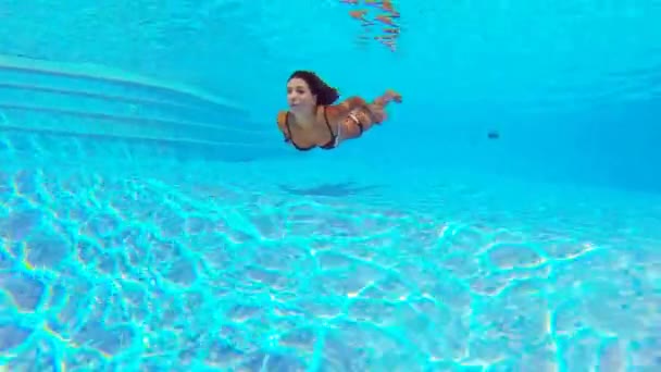 Mujer feliz bajo el agua primer plano retrato en la piscina . — Vídeos de Stock