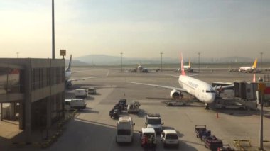 İSTANBUL, TURKEY - Nisan 2018: Türk uçakları havaalanında. Zaman aşımı.