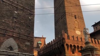 İkiz kuleler (Asinelli ve Garisenda) güneşli bir günde mavi gökyüzüne karşı, aşağıdan bakın. Bologna, İtalya.
