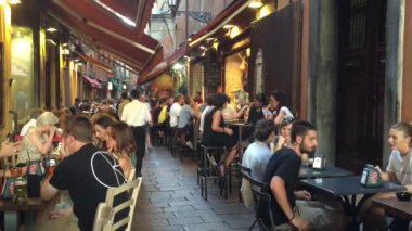 Kafesi olan dar bir caddenin görüntüleri.