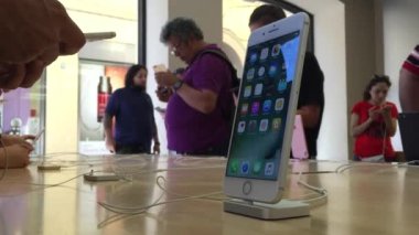 iPhone sergi salonunun görüntüleri, alıcılar ürünleri test ediyor