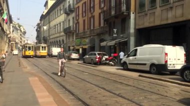 MİLAN, İTALYA - 2018 Nisan: tramvay caddede. Milano tramvay ağı 1881 'den beri faaliyette, ağ şu anda 170 kilometre uzunluğunda (110 mi)..