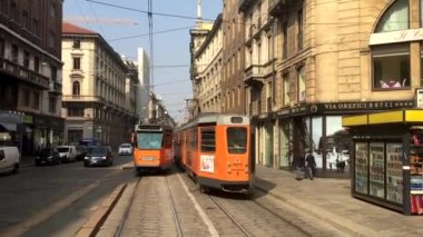 MİLAN, İTALYA - 2018 Nisan: tramvay caddede. Milano tramvay ağı 1881 'den beri faaliyette, ağ şu anda 170 kilometre uzunluğunda (110 mi)..