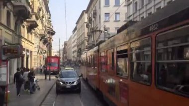 MİLAN, İTALYA - 2018 Nisan: tramvay caddede. Milano tramvay ağı 1881 'den beri faaliyette, ağ şu anda 170 kilometre uzunluğunda (110 mi)..