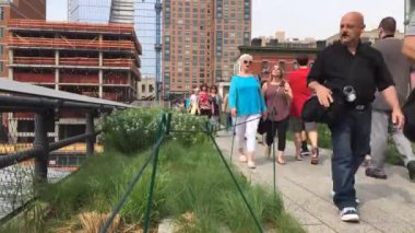 New York, Mayıs 2015. High Line Park'ta dinlenen insanlar. High Line, Batı Yakası'nda sokakların üzerinde tarihi bir yük treni hattı üzerine inşa edilmiş bir parktır..