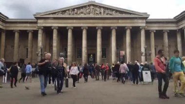 Londra, UNITED KINGDOM - 22 Haziran 2015: British Museum girişinin önündeki turistler. British Museum 'un koleksiyonları dünyanın dört bir yanından 7 milyondan fazla nesne topladı..