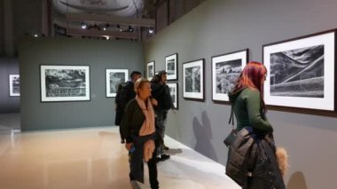 PARIS, FRANCE - 10 Kasım 2016: Grand Palais 'deki Paris Fotoğraf Fuarı içinde ziyaretçiler. Paris Fotoğrafçılık, Kasım 1997 'de Fransa' nın başkenti Paris 'te düzenlenen uluslararası fotoğraf fuarıdır..
