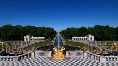 Saint Petersburg, Rusya - Mayıs, 2018: Peterhof Grand Cascade içinde altın heykeller. Peterhof Sarayı Unesco'nun Dünya Mirası Listesi'nde yer almaktadır..