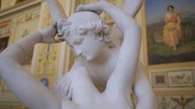 Rus müzesindeki heykelin güzel görüntüleri.