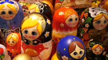 Renkli Rus matryoshka pazarda.