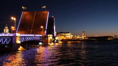 Saint Petersburg, Rusya'da Beyaz gecelerde Saray asma köprüsünün açılması.
