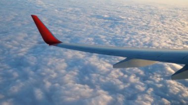 Gökyüzü bulutları arkaplanlı uçak kanadı.