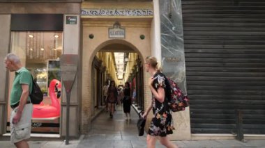 Granada, İspanya - Haziran 2018 Alcaiceria Pazarı girişi. Alcaiceria denilen dükkanlarla dolu dar sokaklar, aslında bir Mağribi ipek pazarına ev sahipliği yapıyor..