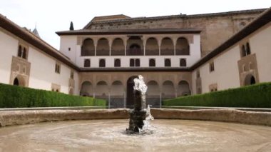 GRANADA, İspanya - Haziran 2018: Alhambra Sarayı (Patio De Arrayanes) su çeşmesi manzaralı, Endülüs 'ün Granada kentindeki UNESCO sahası.