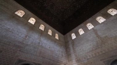 Granada, İspanya - Haziran 2018: Alhambra Sarayı tavanı, Endülüs 'te UNESCO sahası.