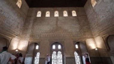 Granada, İspanya - Haziran 2018: Alhambra Sarayı tavanı, Endülüs 'te UNESCO sahası.