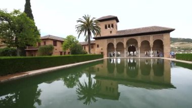 Granada, İspanya - Haziran 2018: Alhambra Sarayı su çeşmesi manzarası, Granada Unesco sitesi , Endülüs.