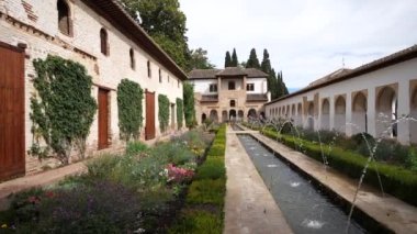 Granada, İspanya - Haziran 2018: Alhambra Sarayı çeşmesi, Endülüs 'teki UNESCO sahası.