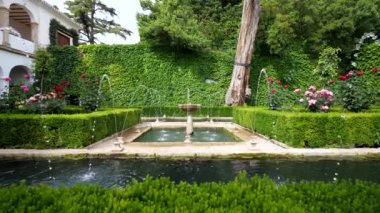 Granada, İspanya - Haziran 2018: Alhambra Sarayı çeşmesi, Endülüs 'teki UNESCO sahası.