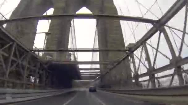 Pov Projíždění Brooklynským Mostem Panoramatem Manhattanu Pozadí New York City — Stock video