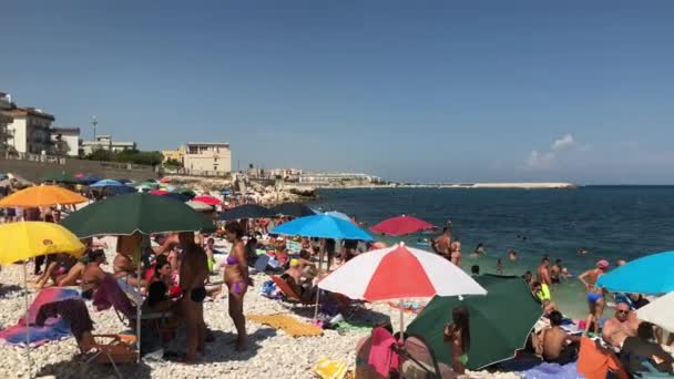 Бисегли Италия Августа 2018 Летом Пляж Полон Туристов — стоковое видео