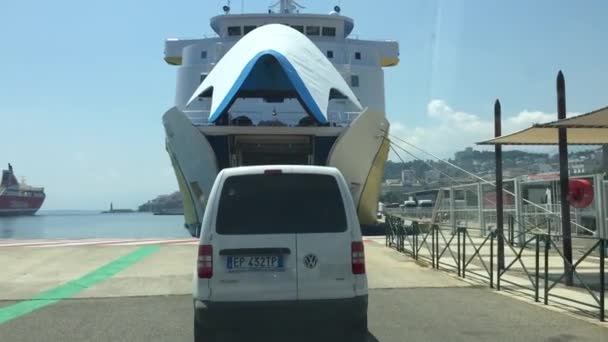Bastia Γαλλια Ιουλιου 2016 Αυτοκίνητα Που Εισέρχονται Στο Κρουαζιερόπλοιο Moby — Αρχείο Βίντεο