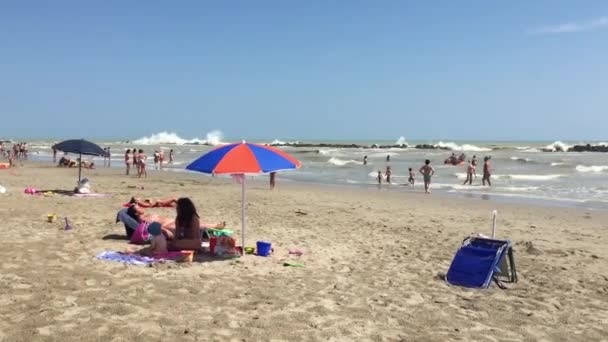 Pedaso Italy August 2016 People Relaxing Ponte Nina Beach Summer — стоковое видео