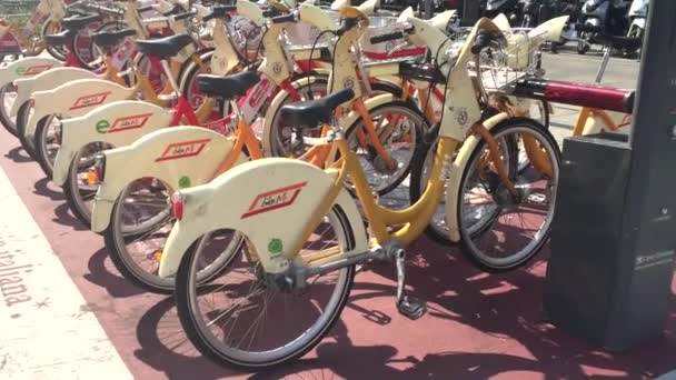 意大利米兰 2016年9月 城市自行车共享站 拥有1400辆自行车和100个车站 Bikemi 是世界上最大的自行车共享系统之一 — 图库视频影像