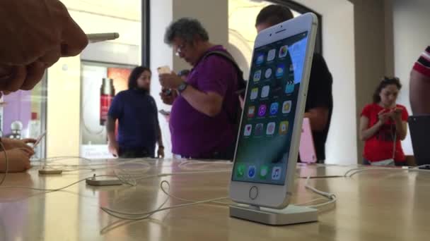 Footage Iphone Showroom Buyers Testing Products — Stock Video