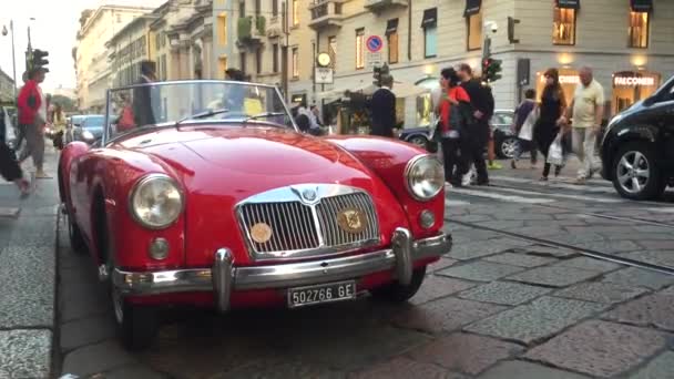 Milan Italy Circa Σεπτεμβριοσ 2016 Mga Vintage Κόκκινο Αυτοκίνητο Σταθμευμένο — Αρχείο Βίντεο
