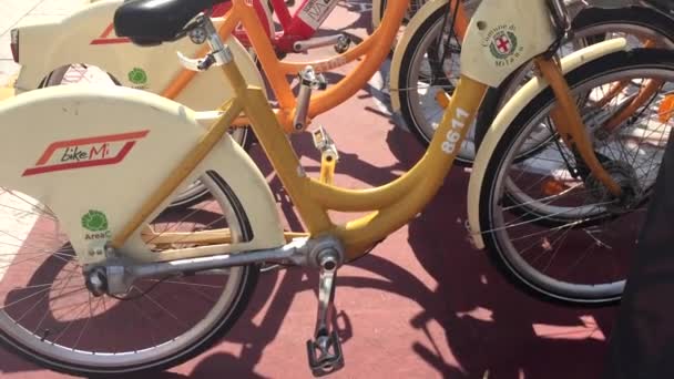 Mailand Italien September 2016 City Fahrradverleihstation Mit 1400 Fahrrädern Und — Stockvideo
