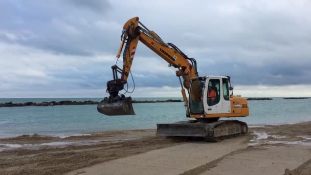 Pedaso Italy October 2016 Escavator Preparing Beach Winter Time — Video Stock