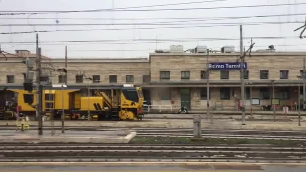 ローマ イタリア Circa 2016年10月 テルミニ駅に到着する列車 29のホームと年間1億5000万人以上の乗客を持つローマ テルミニは ヨーロッパ最大の鉄道駅の1つです — ストック動画