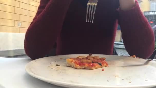 Secuencias Lapso Tiempo Persona Comiendo Pizza Cafetería — Vídeo de stock