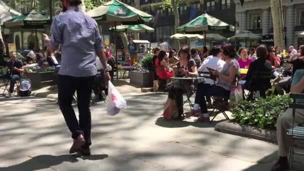 New York City May 2015 Tourist New Yorkers Enjoying Lunchtime — стокове відео