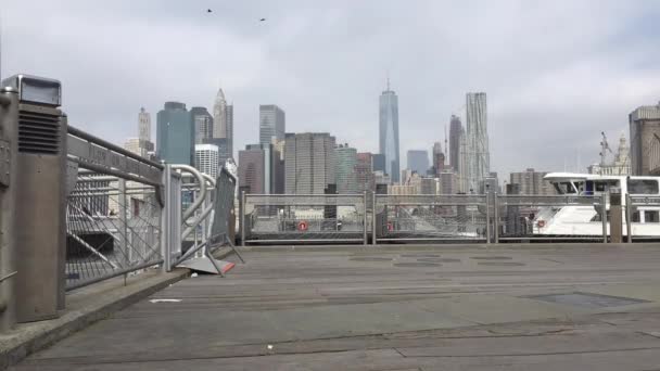 New York City May 2015 People Brooklyn Bridge Front Manhattan — Vídeo de stock