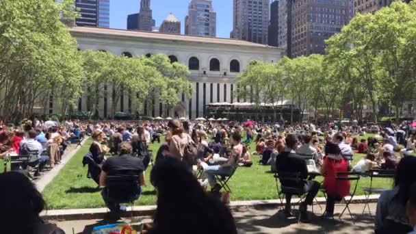 New York City May 2015 Tourist New Yorkers Enjoying Lunchtime — стоковое видео