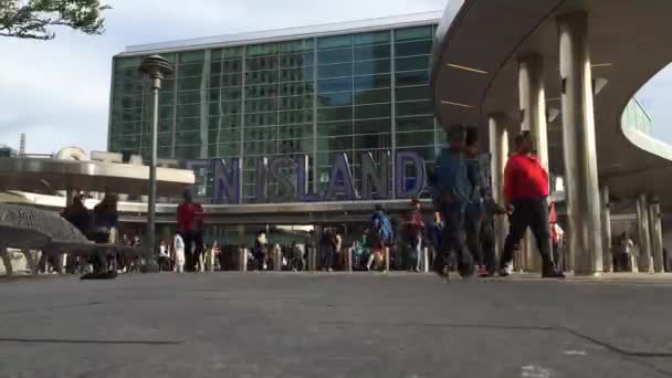 Νεα Υορκη Μάιος 2015 Άνθρωποι Που Περπατούν Μπροστά Από Staten — Αρχείο Βίντεο