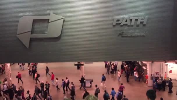 New York City May 2015 People Entering Path Station Port — Stockvideo