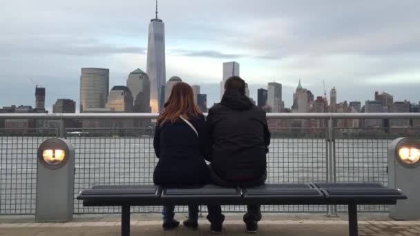 Unidentified Couple Relaxing Front Manhattan Skyline Viewed New Jersey Liberty — Vídeo de Stock