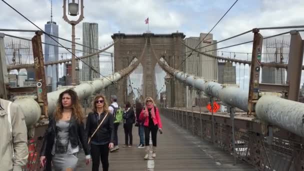 2015年5月22日 人们穿过布鲁克林大桥 布鲁克林大桥是美国最古老的桥梁之一 已于1883年完成 — 图库视频影像