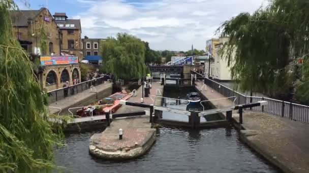 英国伦敦 2015年6月17日 卡姆登锁 Camden Lock 或汉普斯特德路锁 Hampstead Road Locks 是位于伦敦卡姆登市卡姆登镇 — 图库视频影像