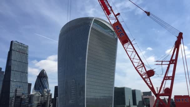 ロンドン イギリス 2015年6月18日 時間の経過 ロンドン橋からウォーキー トーキーの建物の眺め 20フェンチャーチ通り Walkie Talkie ビルはロンドンで5番目に高いビルです — ストック動画