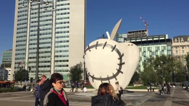ミケランジェロ ピストレットによるミラノ中央駅でのビッグリンゴ — ストック動画