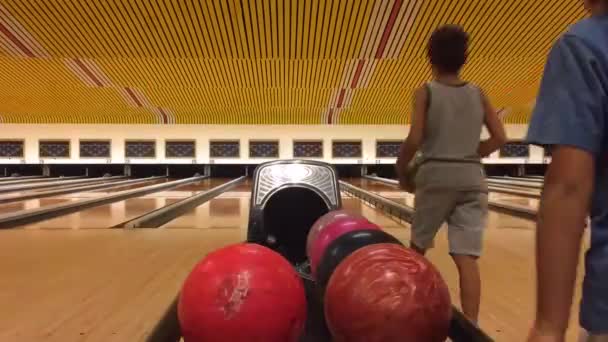 Kid jogando bola de boliche para baixo — Vídeo de Stock