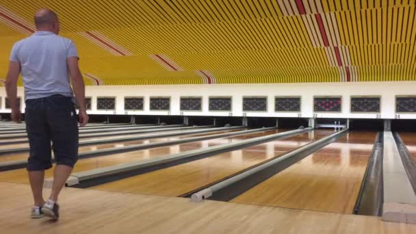 Kid bowling bal gooien — Stockvideo